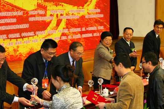 发放奖杯 - 副本.JPG